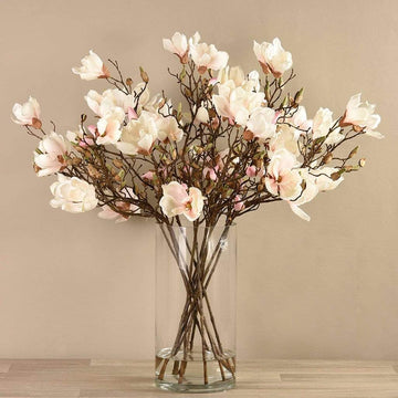 زهرة ماغنوليا اصطناعية في مزهرية زجاجية