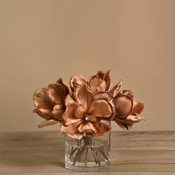 زهرة ماغنوليا مخملية في مزهرية زجاجية