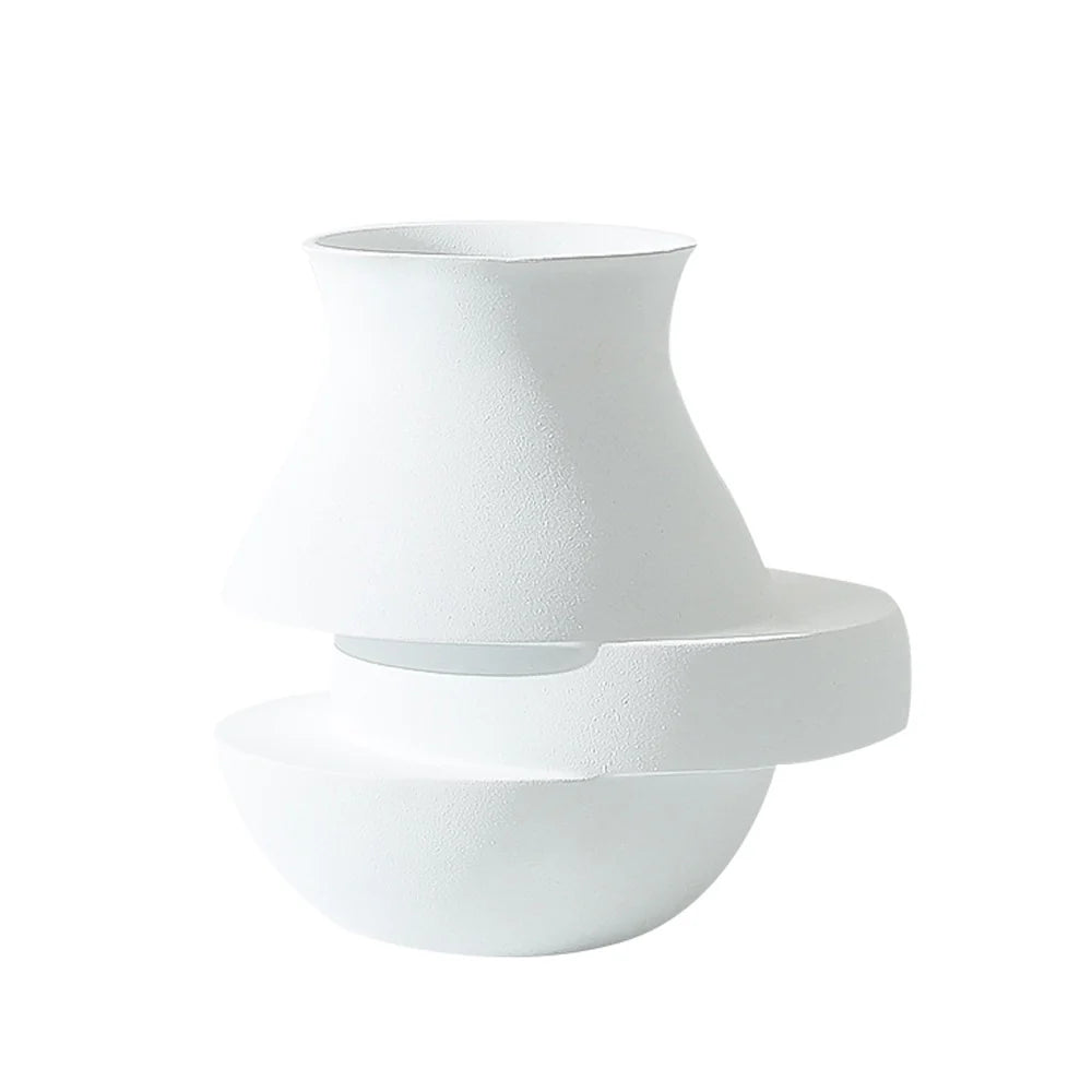 مزهرية غير منتظمة بيضاء