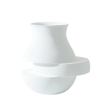 مزهرية غير منتظمة بيضاء