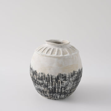 مزهرية خزفية مزخرفة